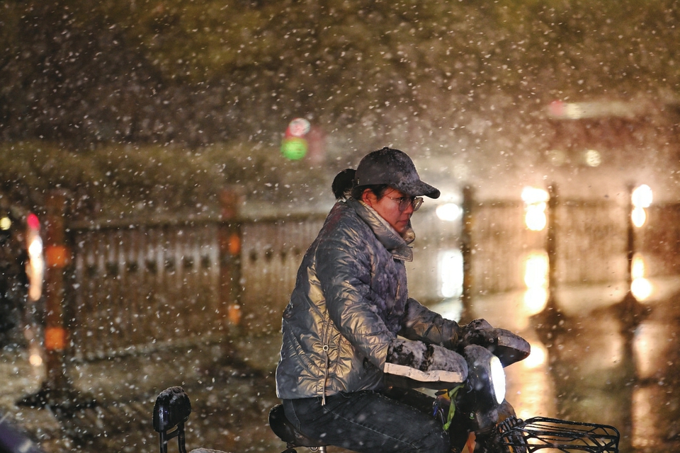 济南千车备战除雪融冰 保障市民正常生活出行