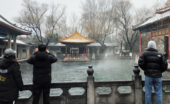 雪后趵突泉,碧水相映“云雾润蒸”