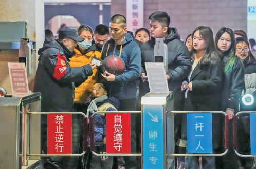 山东大学有序“敞开大门” 吸引众多市民体验校园文化