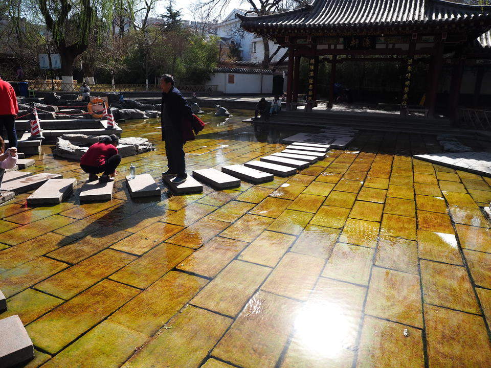 济南春旱泉水水位持续下降,池中泉水还有多少?