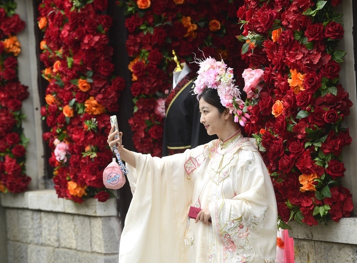 “泉”在济南过五一｜与济南古韵适配度极高，“簪花汉服”火爆泉城