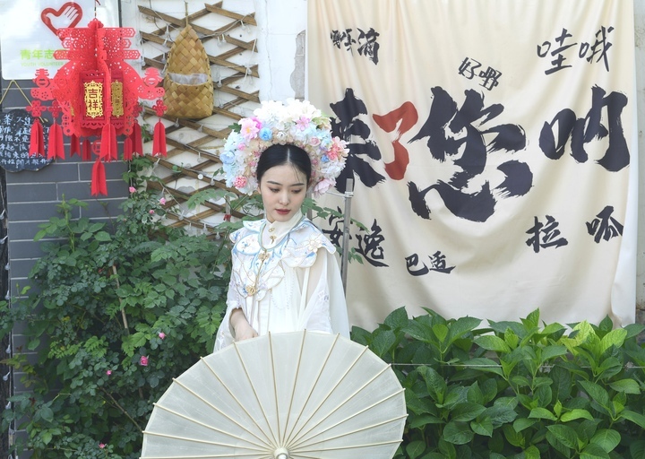 “泉”在济南过五一|与济南古韵适配度极高,“簪花汉服”火爆泉城