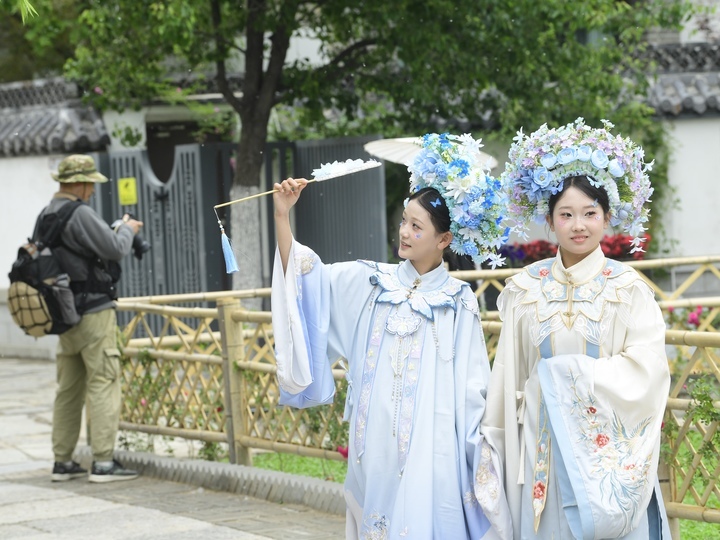 “泉”在济南过五一｜与济南古韵适配度极高，“簪花汉服”火爆泉城