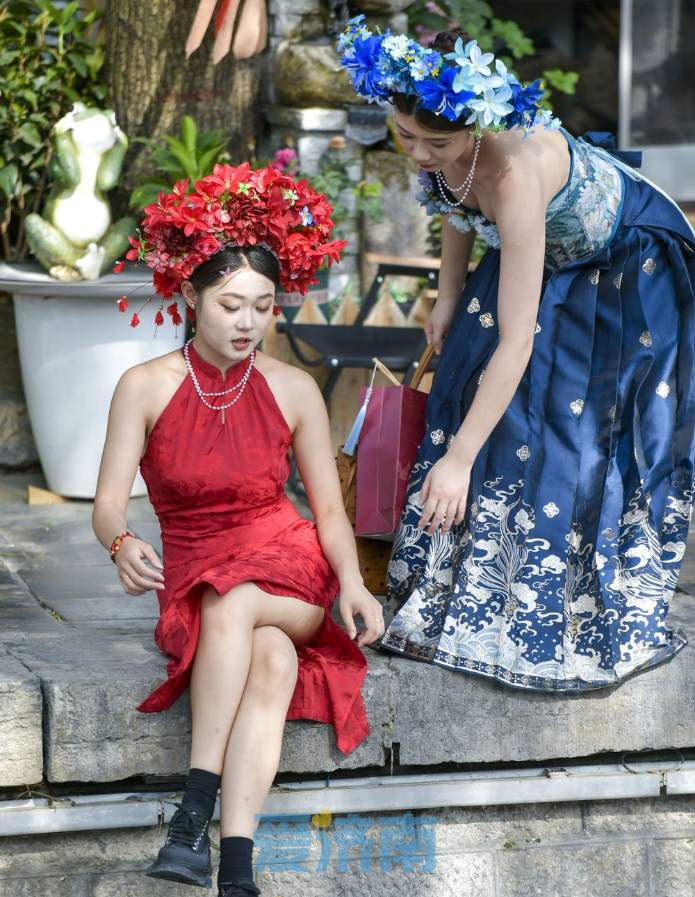 30℃+的初夏，泉城老街迎来“夏日版”簪花姑娘