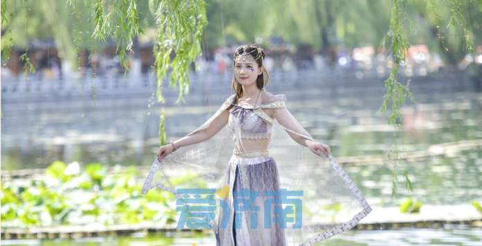 30℃+的初夏，泉城老街迎来“夏日版”簪花姑娘