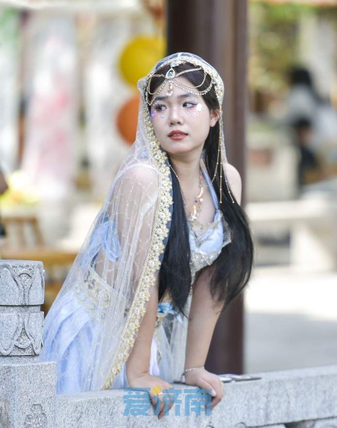 30℃+的初夏，泉城老街迎来“夏日版”簪花姑娘