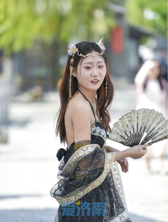 30℃+的初夏，泉城老街迎来“夏日版”簪花姑娘