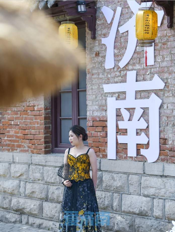 30℃+的初夏，泉城老街迎来“夏日版”簪花姑娘