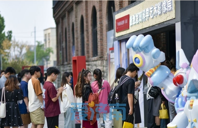 艺术展带火济南老厂房产业园 众多年轻人排队打卡