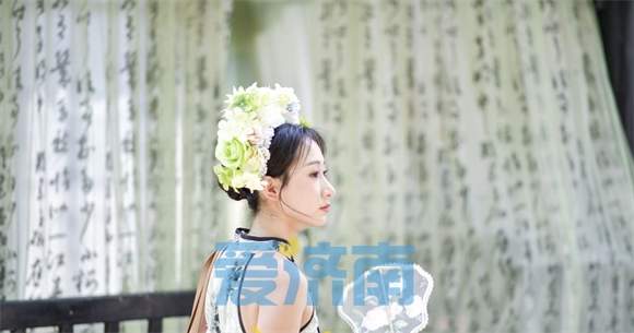 团扇、油纸伞成为济南老城端午簪花打卡新标配