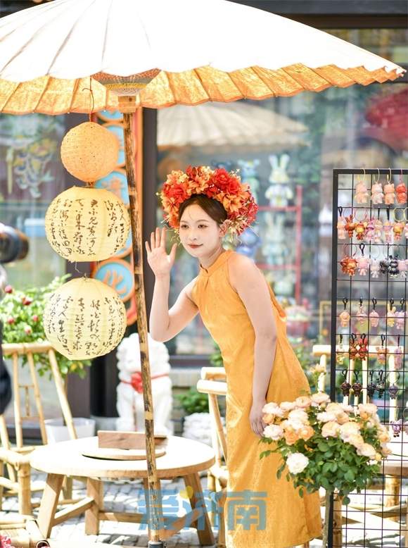 团扇、油纸伞成为济南老城端午簪花打卡新标配