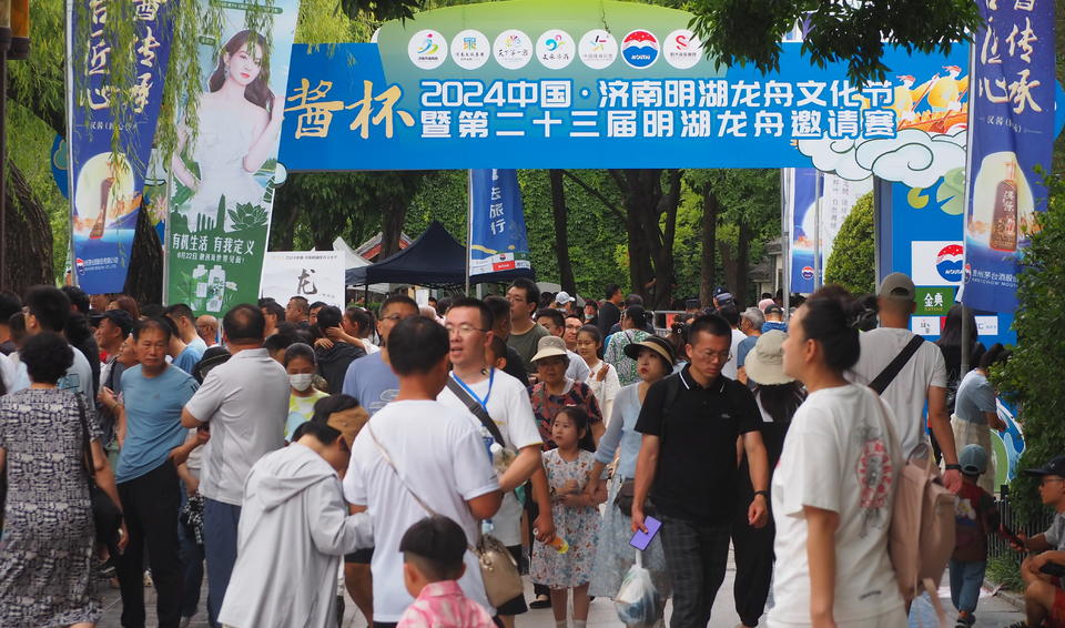 周末的济南大明湖景区，数万人涌入仿佛节日一般