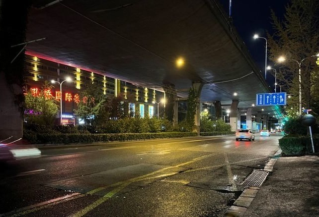 记者夜探城区排雨情况：部分路段有少量积水，通行平稳