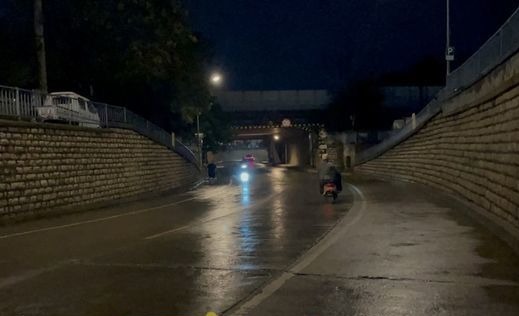 记者夜探城区排雨情况：部分路段有少量积水，通行平稳