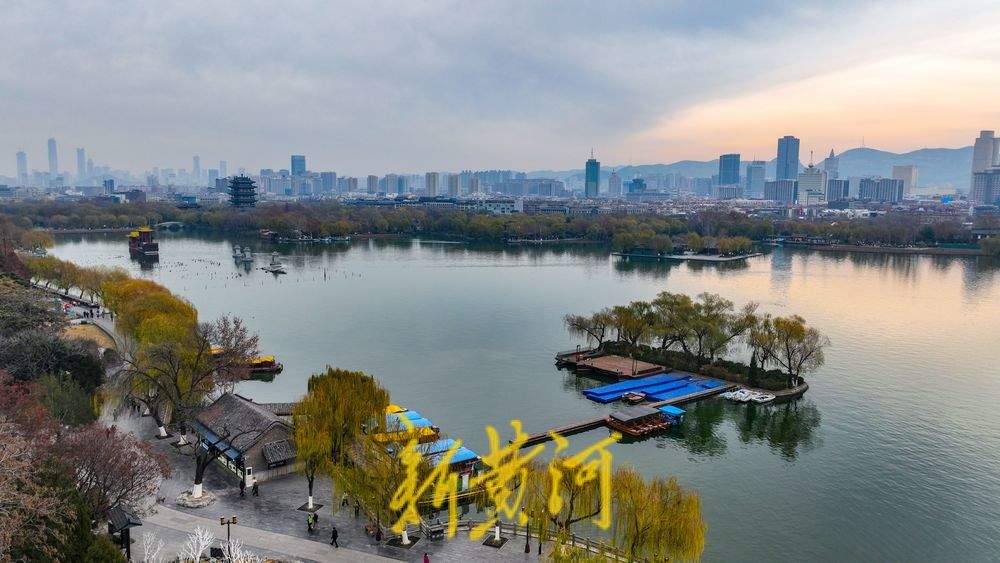 冷空气来袭，云层中暖光倒映大明湖