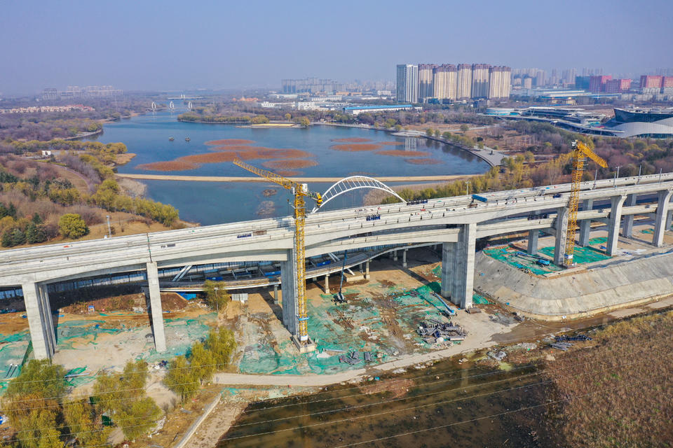 横跨碧波显英姿,航拍济南地铁8号线跨绣源河大桥