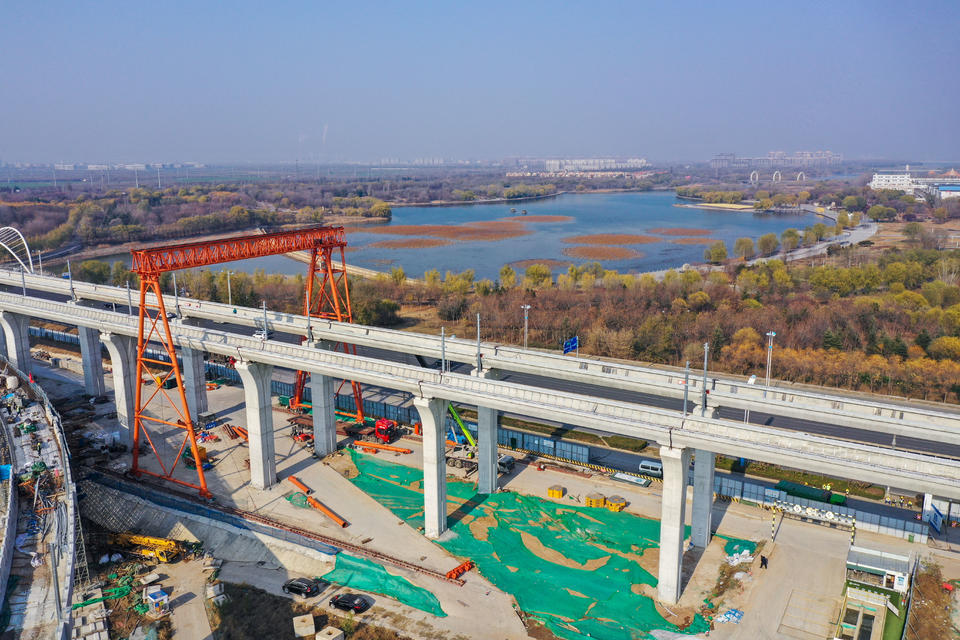 横跨碧波显英姿,航拍济南地铁8号线跨绣源河大桥