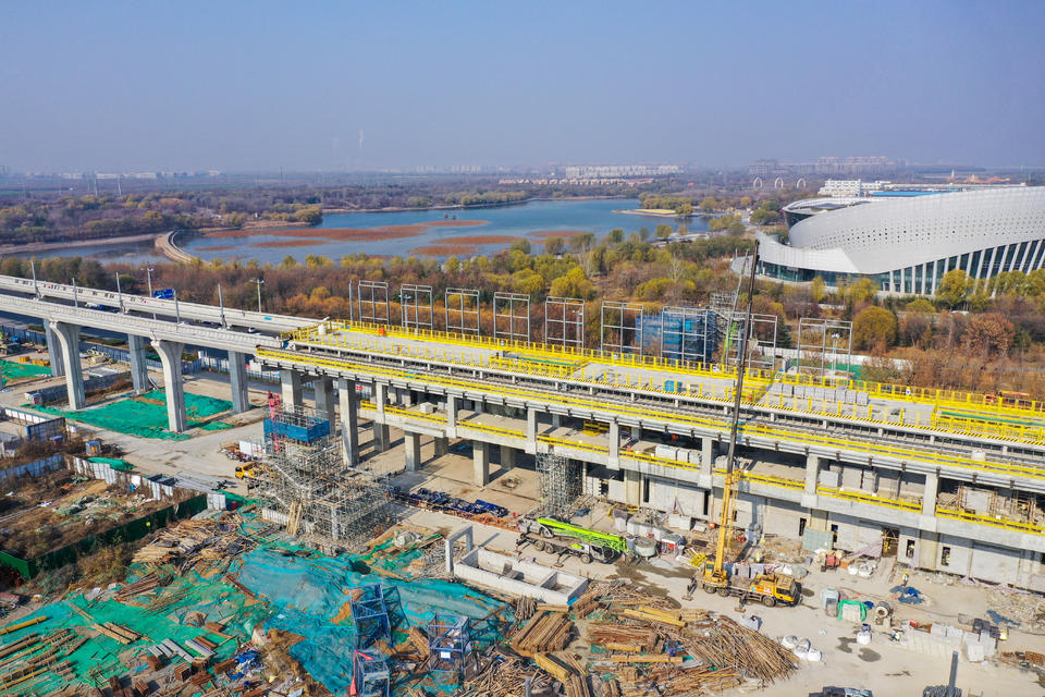 横跨碧波显英姿,航拍济南地铁8号线跨绣源河大桥