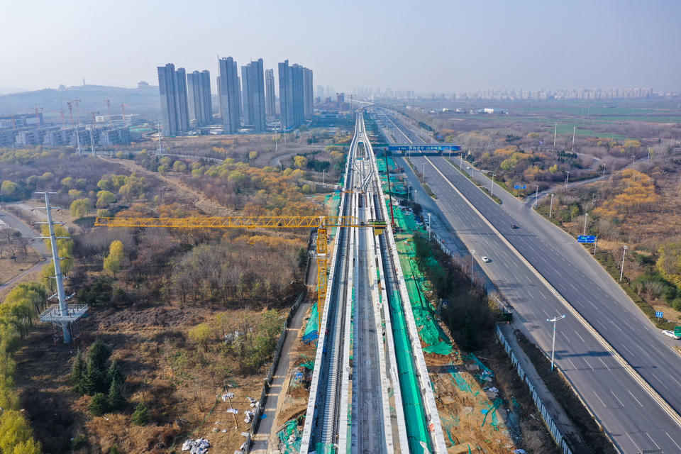 横跨碧波显英姿,航拍济南地铁8号线跨绣源河大桥