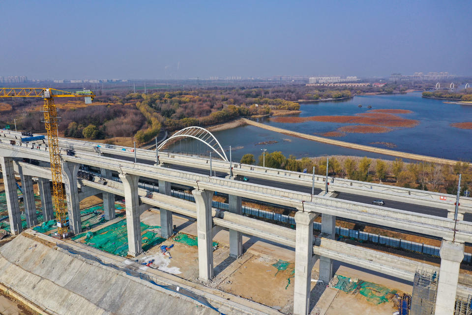 横跨碧波显英姿,航拍济南地铁8号线跨绣源河大桥