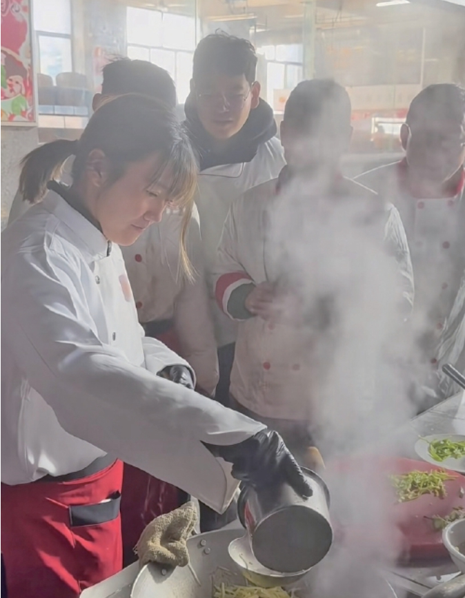 90后清华大学女硕士到蓝翔学厨师 她说:不要在意别人的眼光而放弃真实的东西