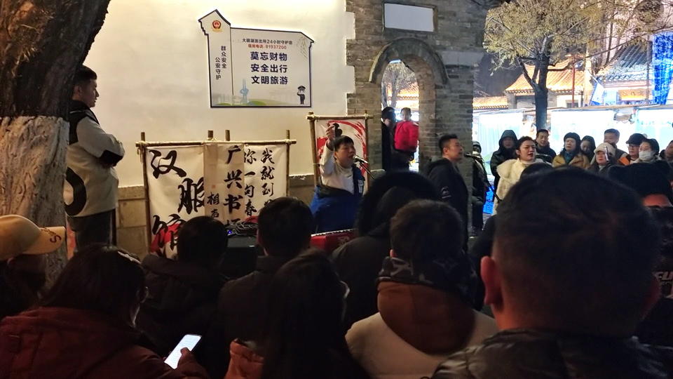 济南百花洲年味渐浓，寒冬腊月的夜色里浪漫又热闹