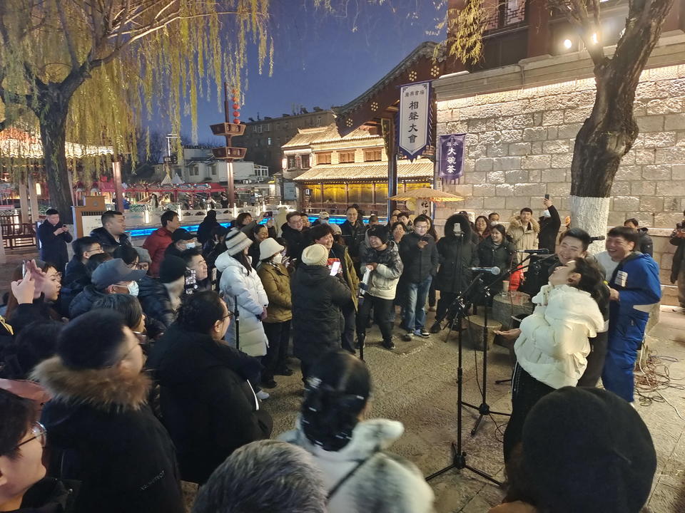 济南百花洲年味渐浓，寒冬腊月的夜色里浪漫又热闹