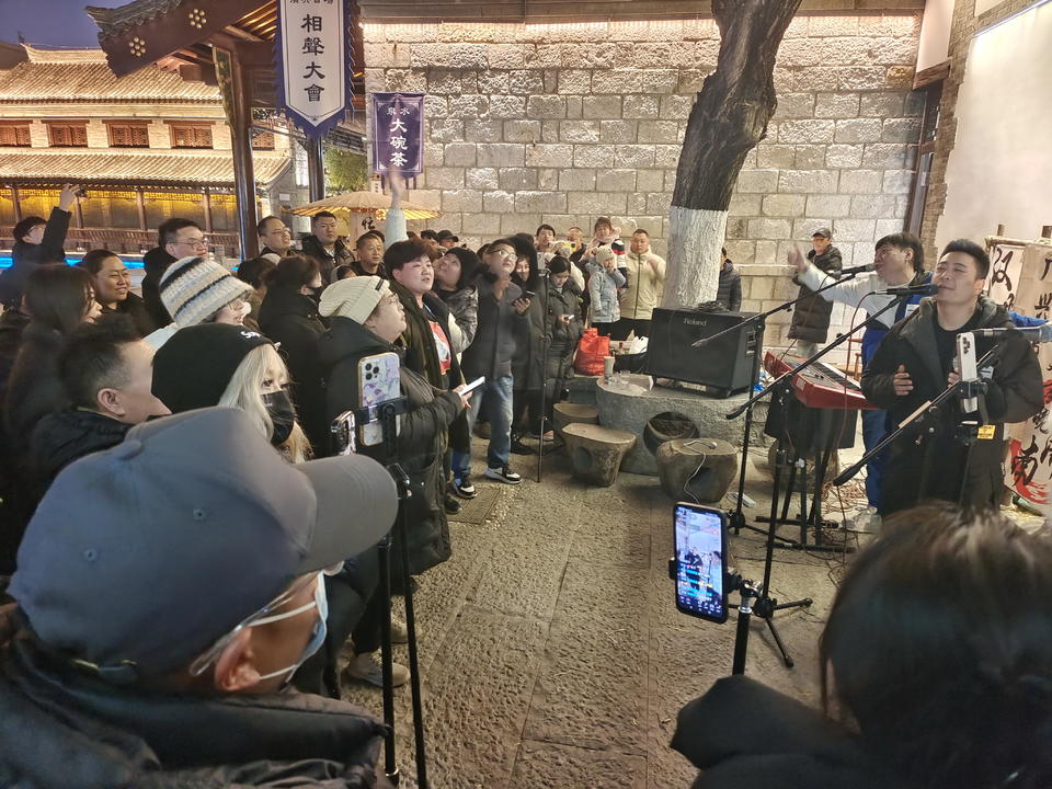 济南百花洲年味渐浓，寒冬腊月的夜色里浪漫又热闹