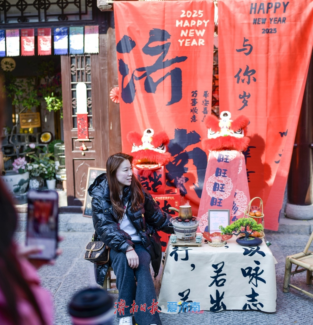 泉城年味气氛组已就位,是“蛇”候过年啦!