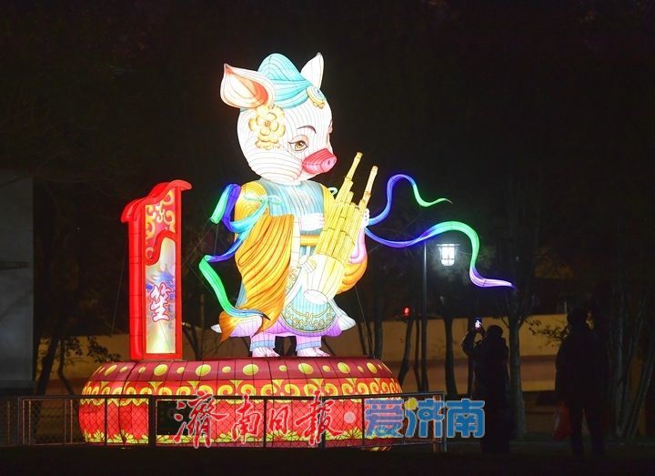 泉城年味气氛组已就位,是“蛇”候过年啦!
