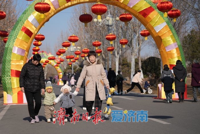 泉城年味气氛组已就位,是“蛇”候过年啦!