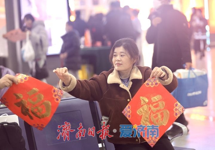 泉城年味气氛组已就位,是“蛇”候过年啦!