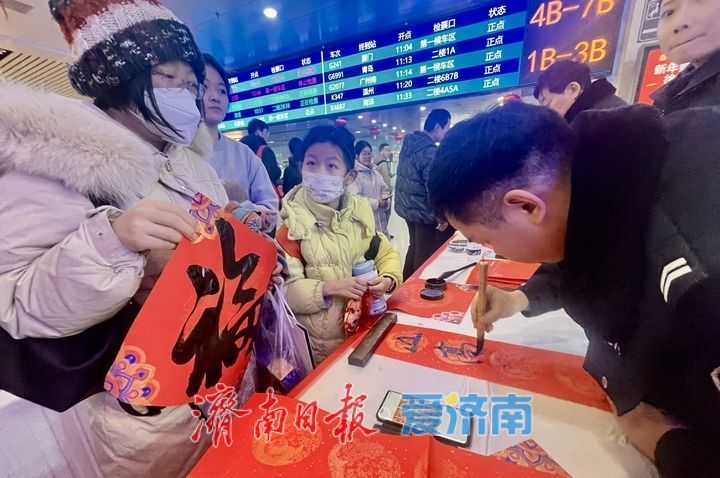 泉城年味气氛组已就位,是“蛇”候过年啦!
