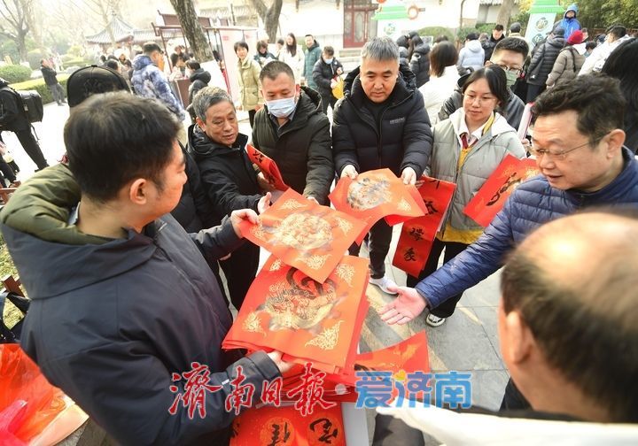 泉城年味气氛组已就位,是“蛇”候过年啦!