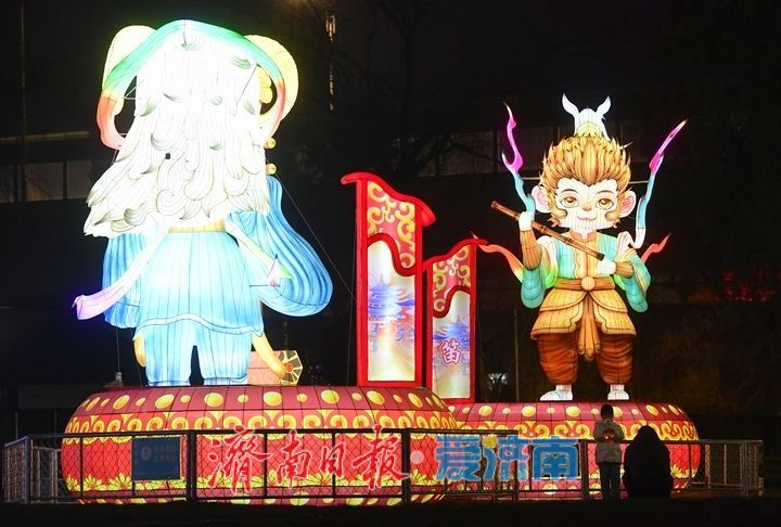 泉城年味气氛组已就位,是“蛇”候过年啦!