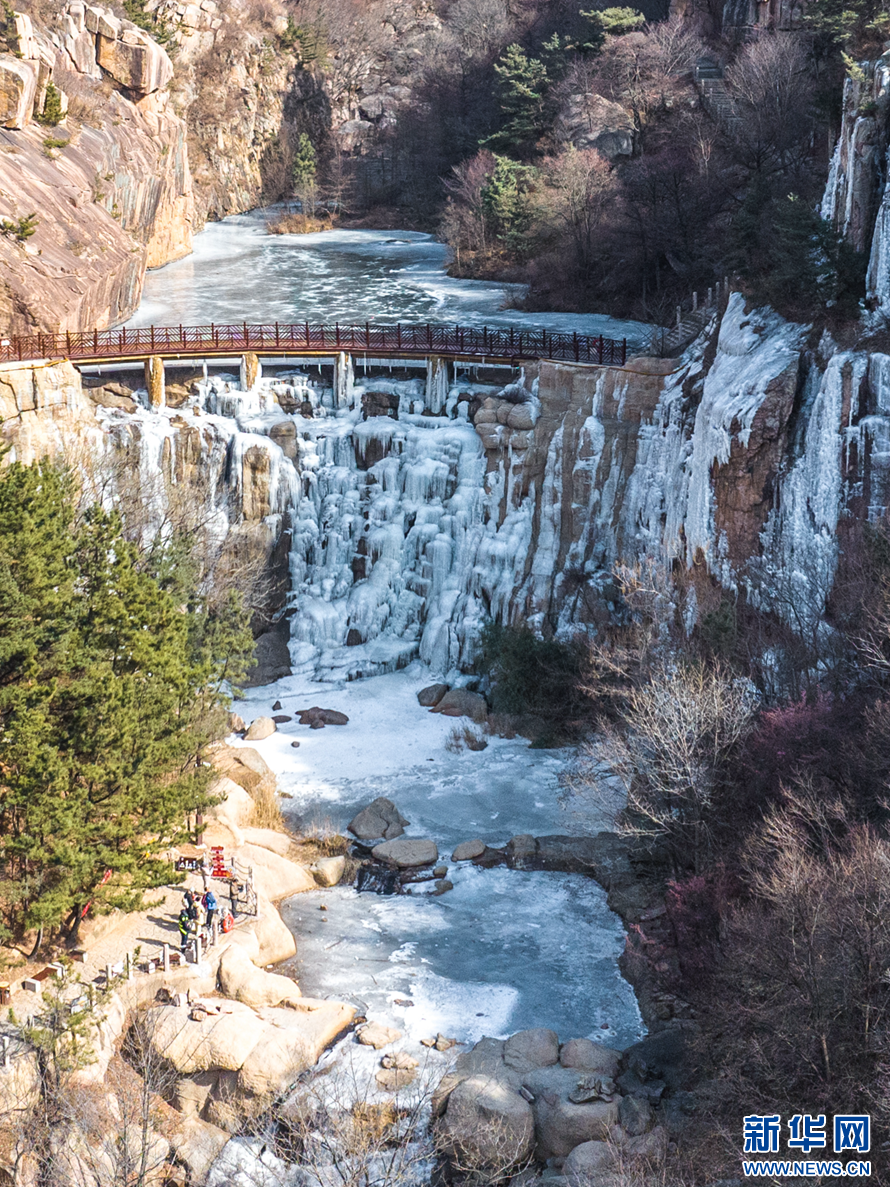山东青岛崂山北九水冰瀑引客来-新华网