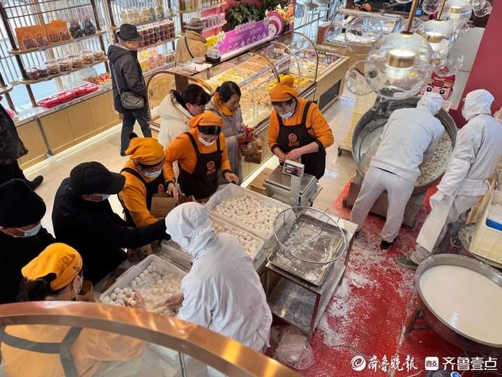 刚“滚”好就售空,仨小时卖了近千斤!传统手工元宵销售火爆