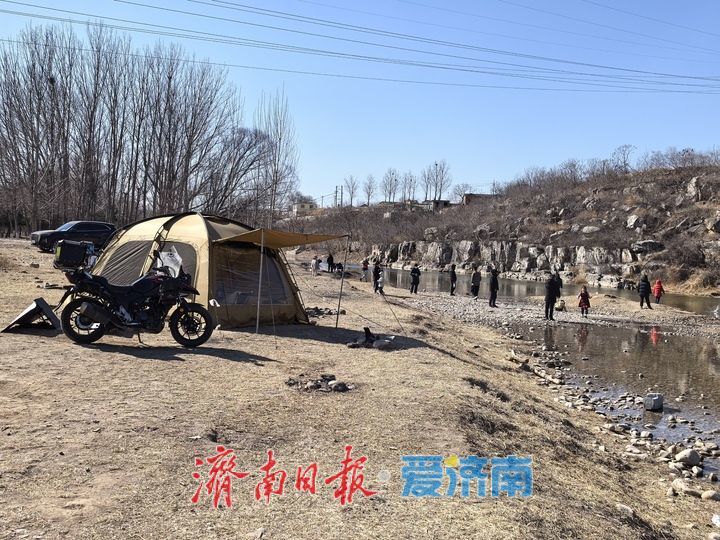 玉符河畔春光好,游人踏春正当时