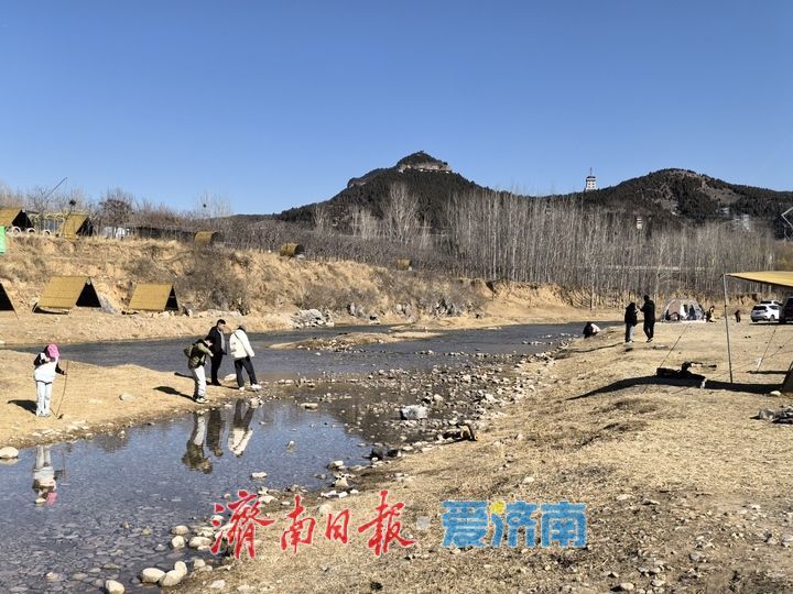 玉符河畔春光好，游人踏春正当时