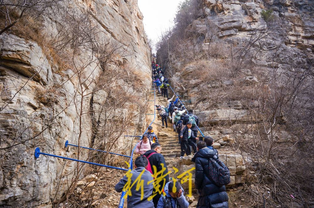 仲春野外登山游火热,“一线天”感受山崖险峻