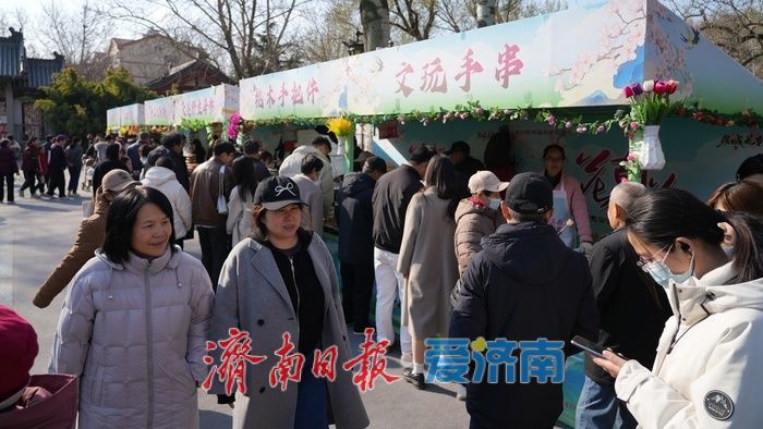 繁花簇拥下,这里的花朝市集热闹非凡
