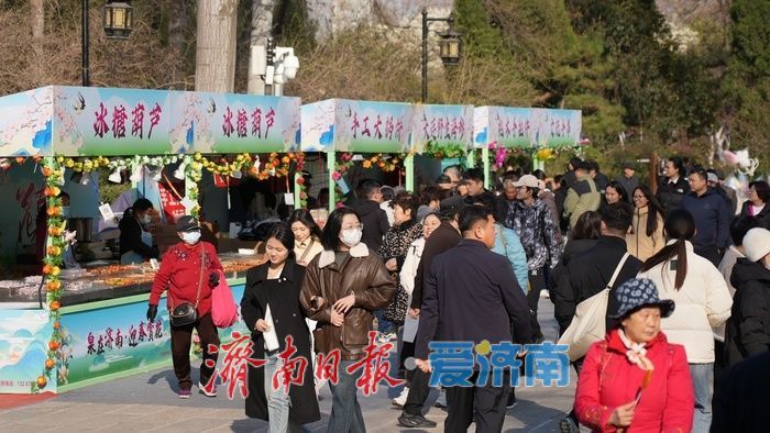 繁花簇拥下,这里的花朝市集热闹非凡