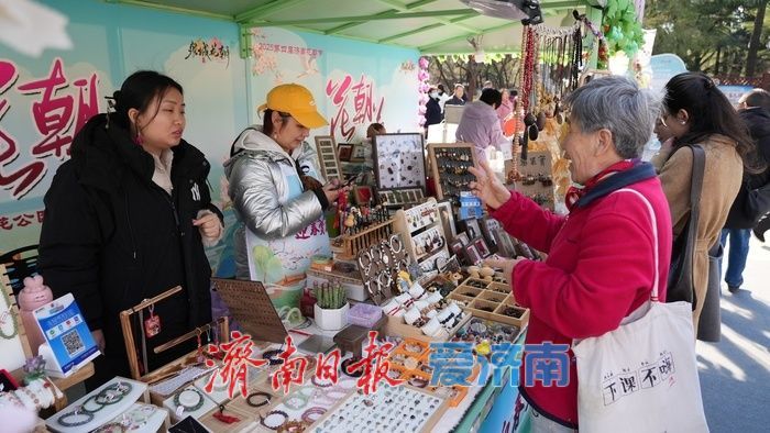 繁花簇拥下,这里的花朝市集热闹非凡