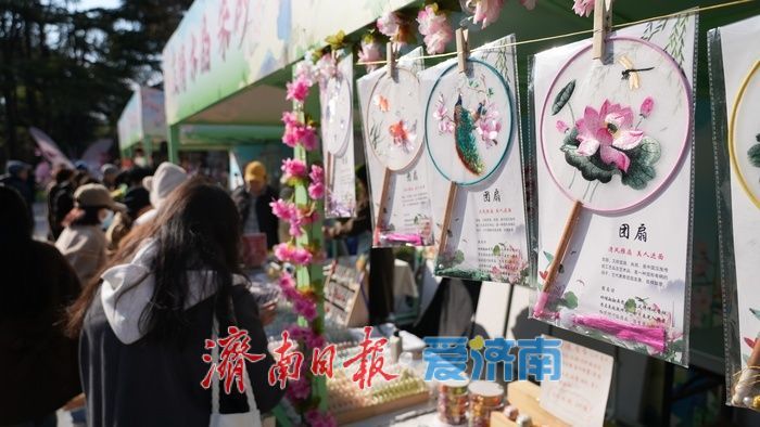 繁花簇拥下,这里的花朝市集热闹非凡