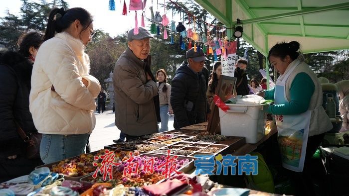 繁花簇拥下,这里的花朝市集热闹非凡