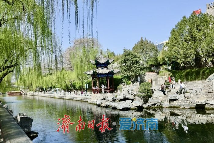 护城河畔绿意盎然 春日美景惹人醉