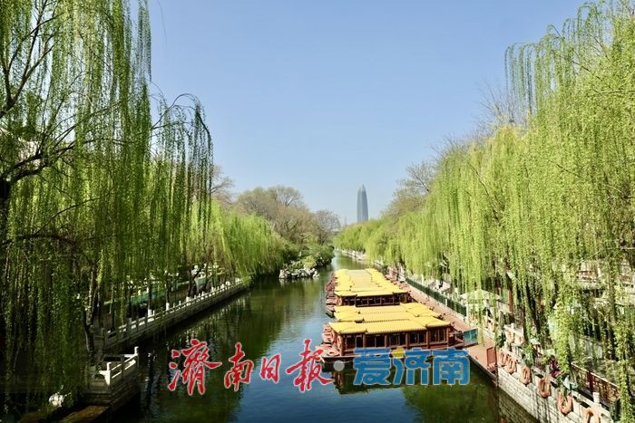 护城河畔绿意盎然 春日美景惹人醉