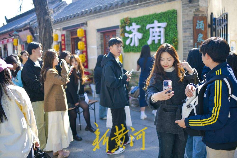 老城名泉窄胡同假期“爆火” 游客排长队等候打卡