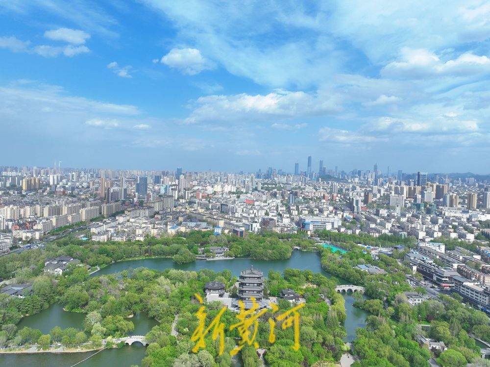 大风吹来泉城蓝 大明湖蓝天碧水相映生辉