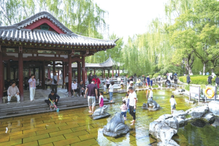 春日如夏，五龙潭公园“清泉石上流”景点成孩子们亲水乐园